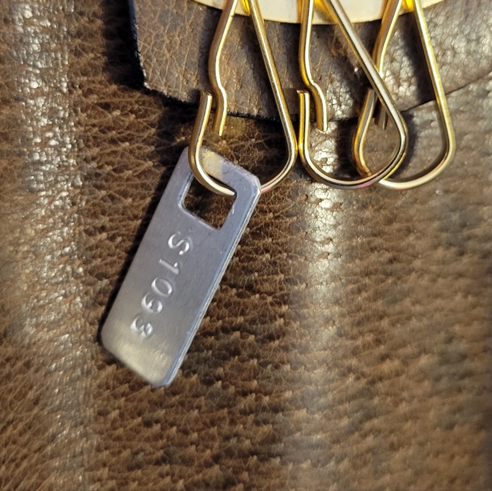 Vintage Gucci Brown Leather 3 Hook Key Case- 1 call out on inside snap. - Picture 7 of 9